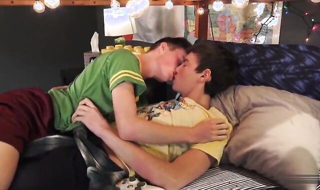 Beefy English Queers Enjoy Threesome Intercourse