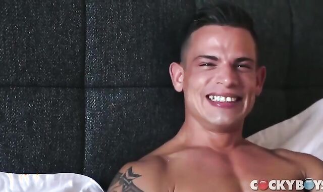 Tatted & muscly wolf sans a condom popshot