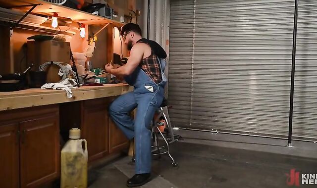 Father flashing His B!tch Where that chap Belongs -- A Kink!!