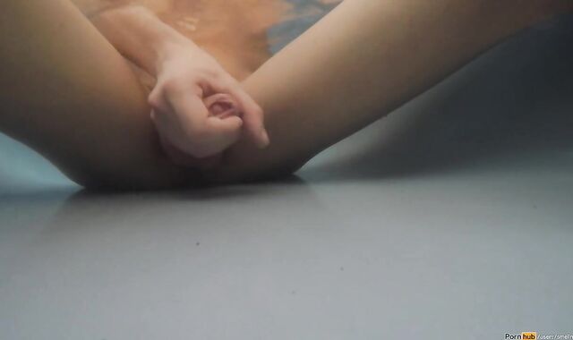 When Folks Fapping and Shoot there Jism under Water