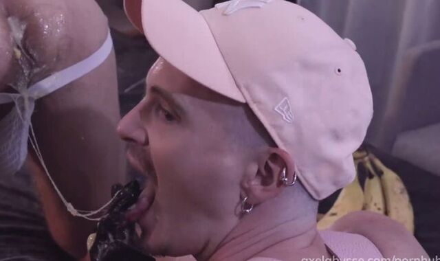 Breakfast in Sofa with Bulrog and Axel Abysse and they must Cram every Fuckhole