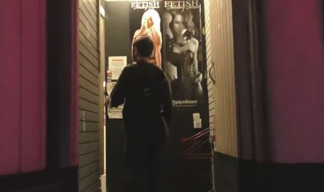 Bearded Milky Stud Deep-throating and Boning a Ebony Meatpipe at a Gloryhole