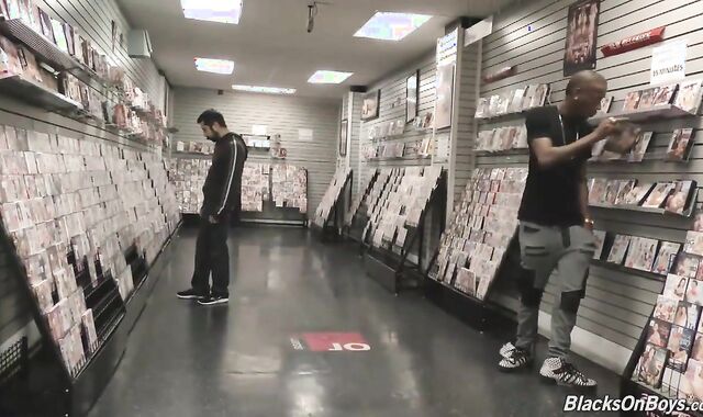 Bearded Milky Stud Deep-throating and Boning a Ebony Meatpipe at a Gloryhole