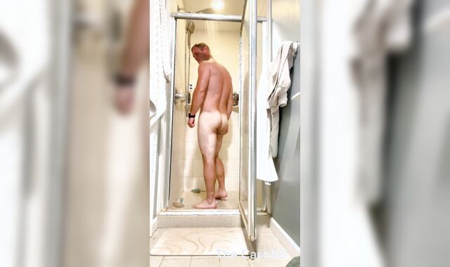 Dilf faps off in the douche then washes his muddy grubby suntanned figure