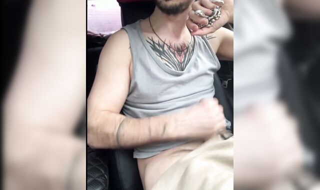 Cougar's passenger gave $ 1,000 to a cab driver to observe how he jacks off