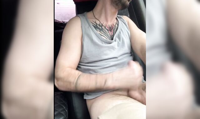 Cougar's passenger gave $ 1,000 to a cab driver to observe how he jacks off