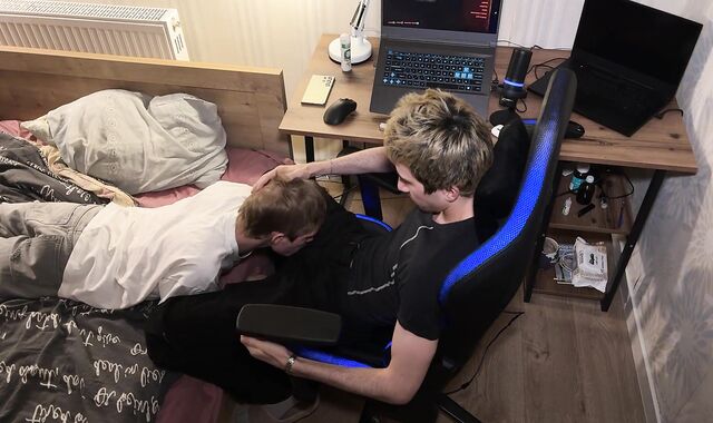 отвлек парня с большим членом от игры на еблю