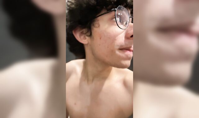 Lovely latino twunk flexing his bod and fuck-stick