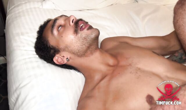 Greedy bottom hooks up with porked up top