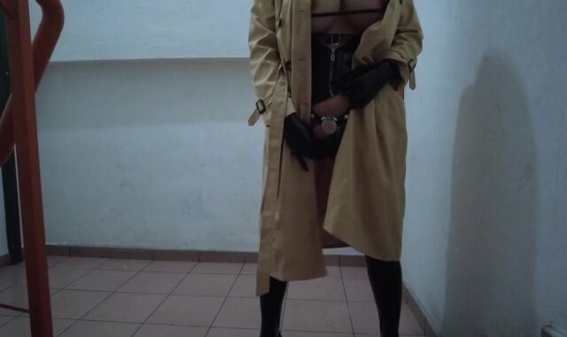 户外公共楼梯带贞操锁高潮，暗黑护士装配风衣