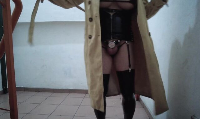 户外公共楼梯带贞操锁高潮，暗黑护士装配风衣