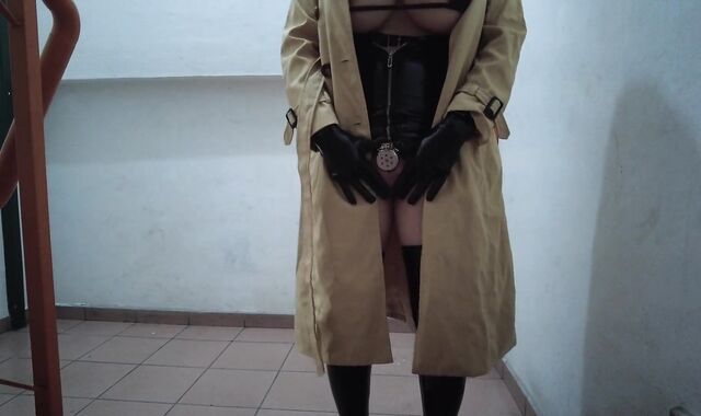 户外公共楼梯带贞操锁高潮，暗黑护士装配风衣