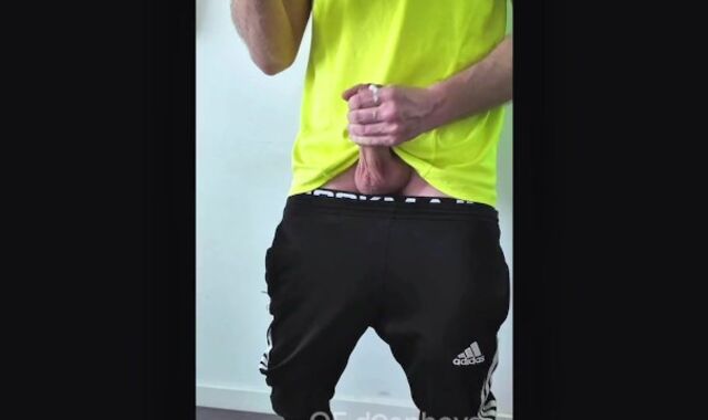 A sporty fellow determined to relax pressure after coming home from the gym. Onanism, lots of jism