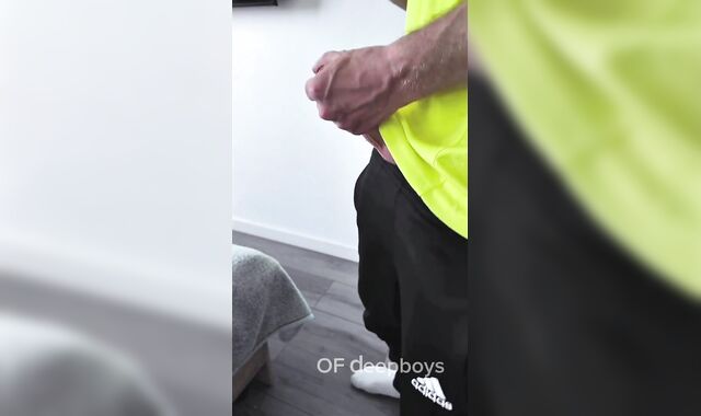 A sporty fellow determined to relax pressure after coming home from the gym. Onanism, lots of jism