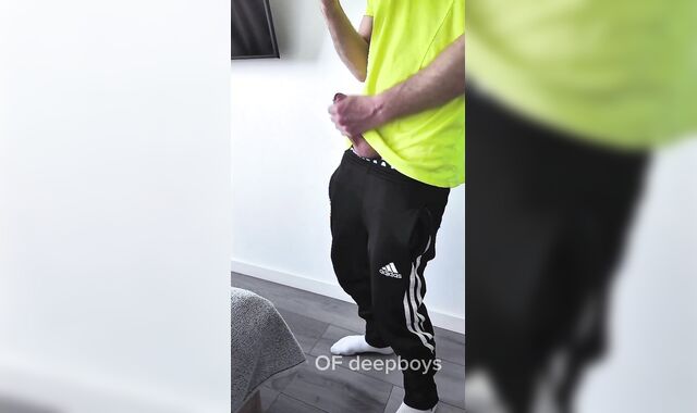 A sporty fellow determined to relax pressure after coming home from the gym. Onanism, lots of jism