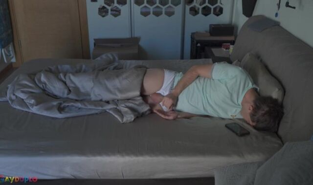 Fapping off and spunking in my mitt!