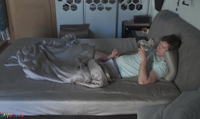 Fapping off and spunking in my mitt!