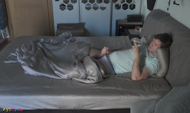 Fapping off and spunking in my mitt!