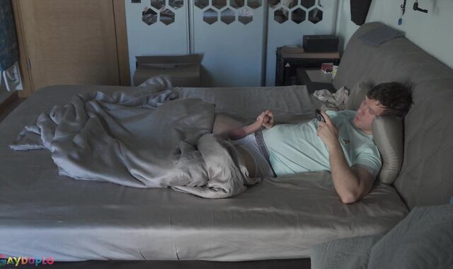 Fapping off and spunking in my mitt!