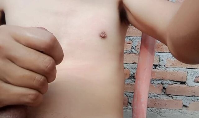 Destrozando mi ano con enorme consolador