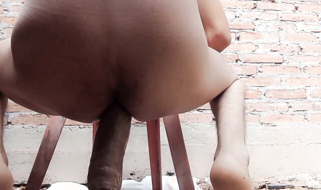 Destrozando mi ano con enorme consolador