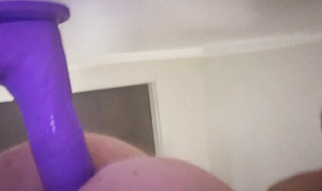 Obese arse takes assfucking fucktoy