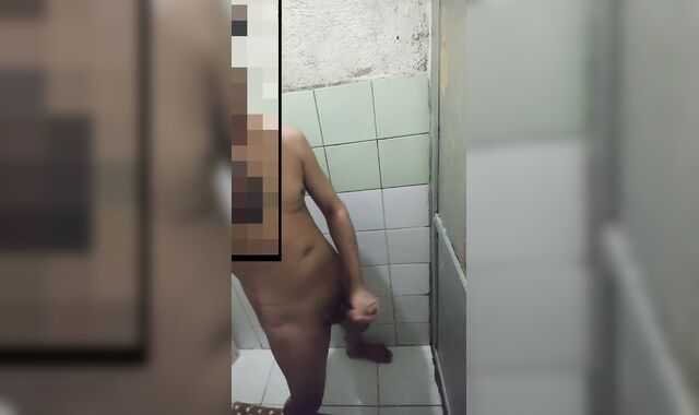 E gargle job at dilaan lang daw nya saglit titi ko habang nag jajakol ako sa CR