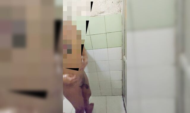 E gargle job at dilaan lang daw nya saglit titi ko habang nag jajakol ako sa CR