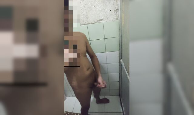 E gargle job at dilaan lang daw nya saglit titi ko habang nag jajakol ako sa CR