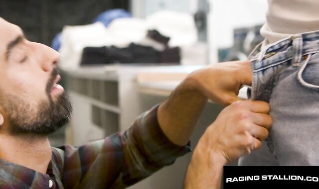 XXL Wood, Cock-squeezing Fit - Wolf Tormentor Peter Opens up Ali Rush’s Fur covered Fuckhole at RagingStallion