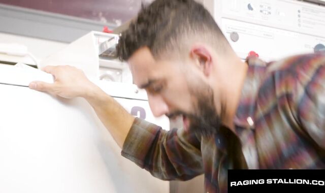 XXL Wood, Cock-squeezing Fit - Wolf Tormentor Peter Opens up Ali Rush’s Fur covered Fuckhole at RagingStallion