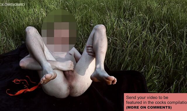 Naked Beach: Twunk wanks off in public? (KolowskiBRO milks sans disgrace) - SIGHT AT Straight Crevasse