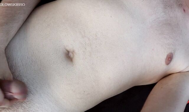 Naked Beach: Twunk wanks off in public? (KolowskiBRO milks sans disgrace) - SIGHT AT Straight Crevasse