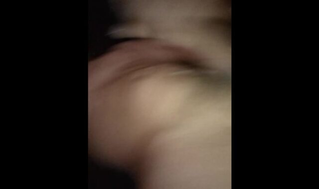 Mi padrastro me encuentra masturbándome y esto pasa