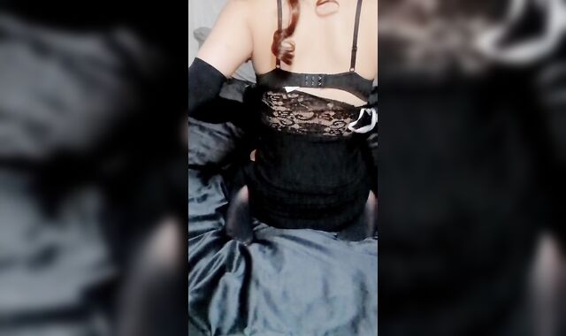 女装ドレスでクッションに射精