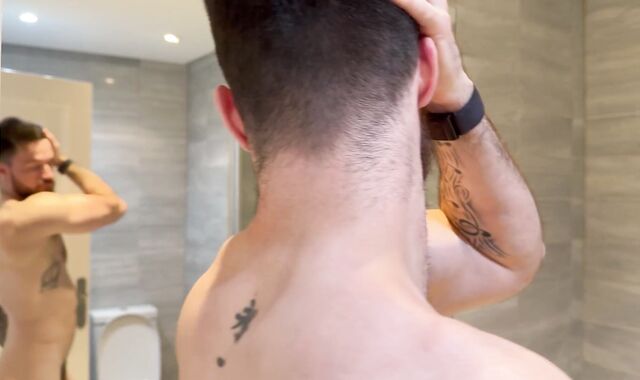 unsuspicious flexing gigantic total bod idolize