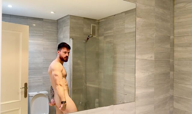 unsuspicious flexing gigantic total bod idolize