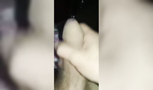 Estaba sola en casa, me aburrió y decidí masturbarme.