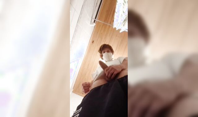 Estaba sola en casa, me aburrió y decidí masturbarme.