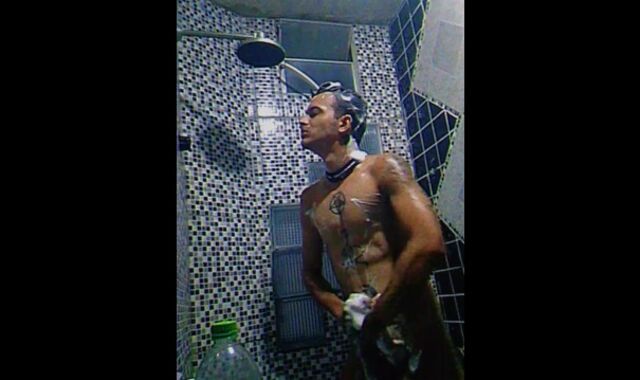 Tomando banho na casa do meu pai