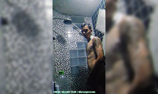 Tomando banho na casa do meu pai