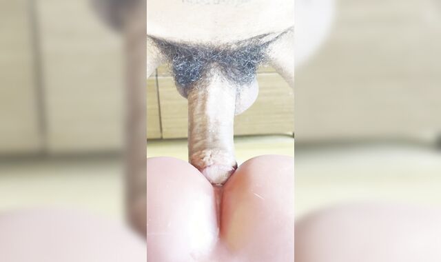 En mangeant mon jouet, j'ai presque joui