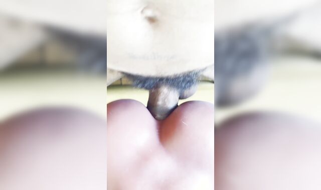 En mangeant mon jouet, j'ai presque joui