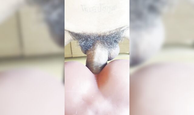 En mangeant mon jouet, j'ai presque joui