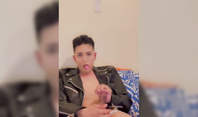 Fem lad in leather jacket masturbates off cut trunk and plays with his stud honeypot