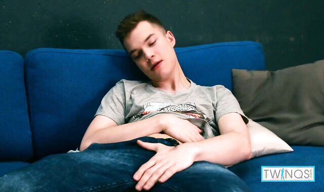 Slender Dark-haired Ethan O Packs His Bum With A Fuckfest Fucktoy And Ejaculates!