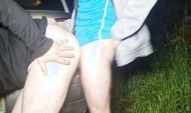 2 JIZZ FLOWS INBETWEEN 2 SUPERSLUTS!!!