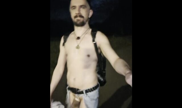 Gewagter Spaziergang im G-string!