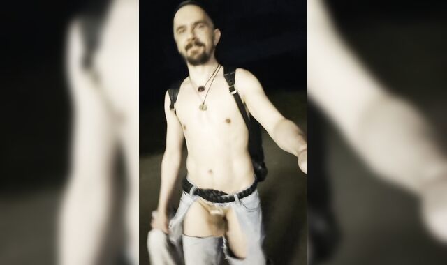 Gewagter Spaziergang im G-string!