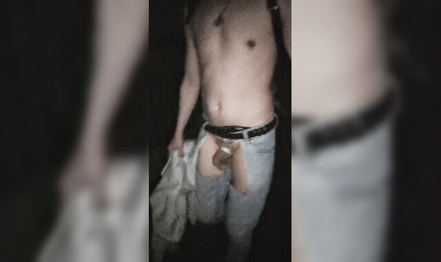 Gewagter Spaziergang im G-string!